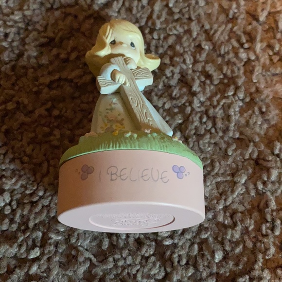 Precious Moments Figurine - Picture 5 of 5